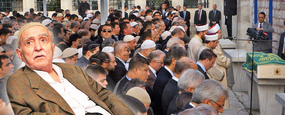 Prominent religious figure Mustafa Sungur laid to rest amid grief, prayers